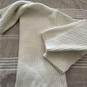 H&M crop white cable knit with wide sleeves. Sz small. Barely worn.